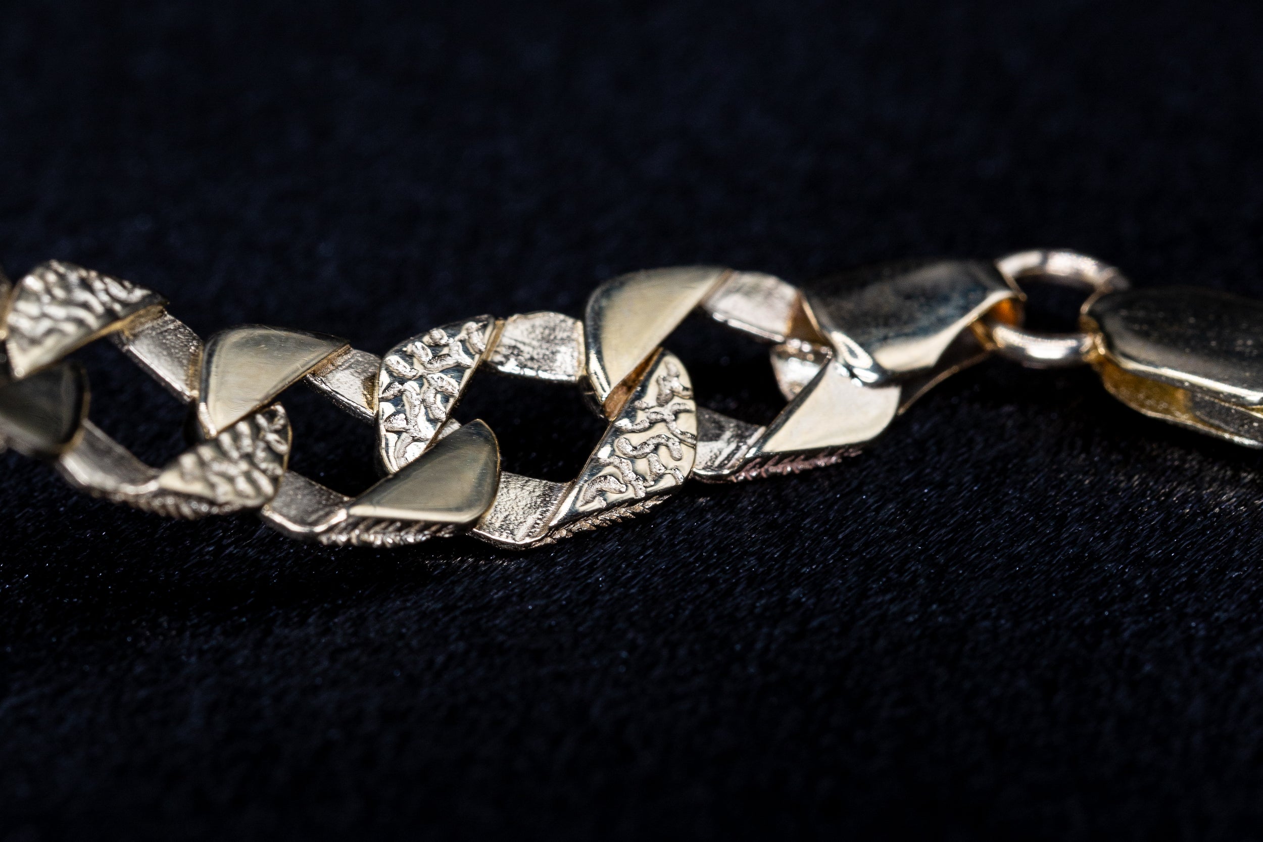 9ct Yellow Gold Kids Plain and Engraved Curb Bracelet – 5.5"