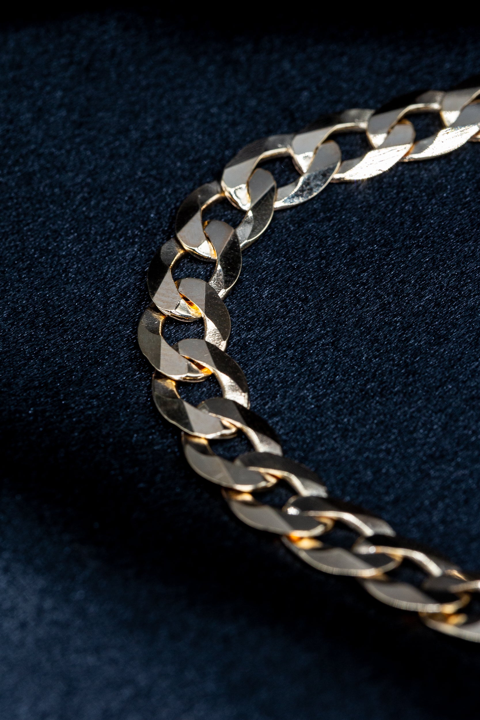 9ct Yellow Gold Super Flat Curb Chain – Bold, Sleek & Stylish