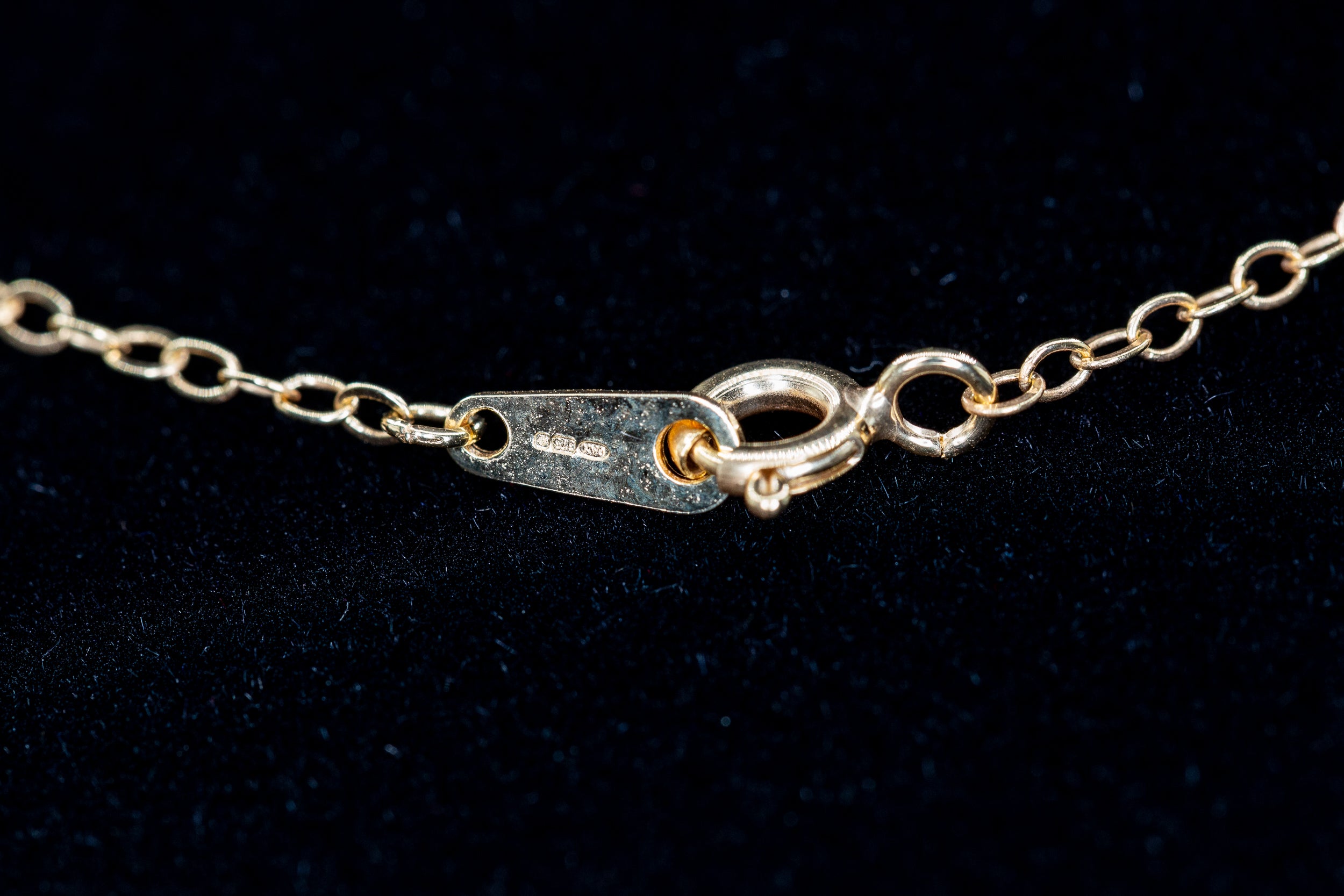 9ct Yellow Gold Crystal Heart Pendant Necklace – Elegant & Timeless Jewellery