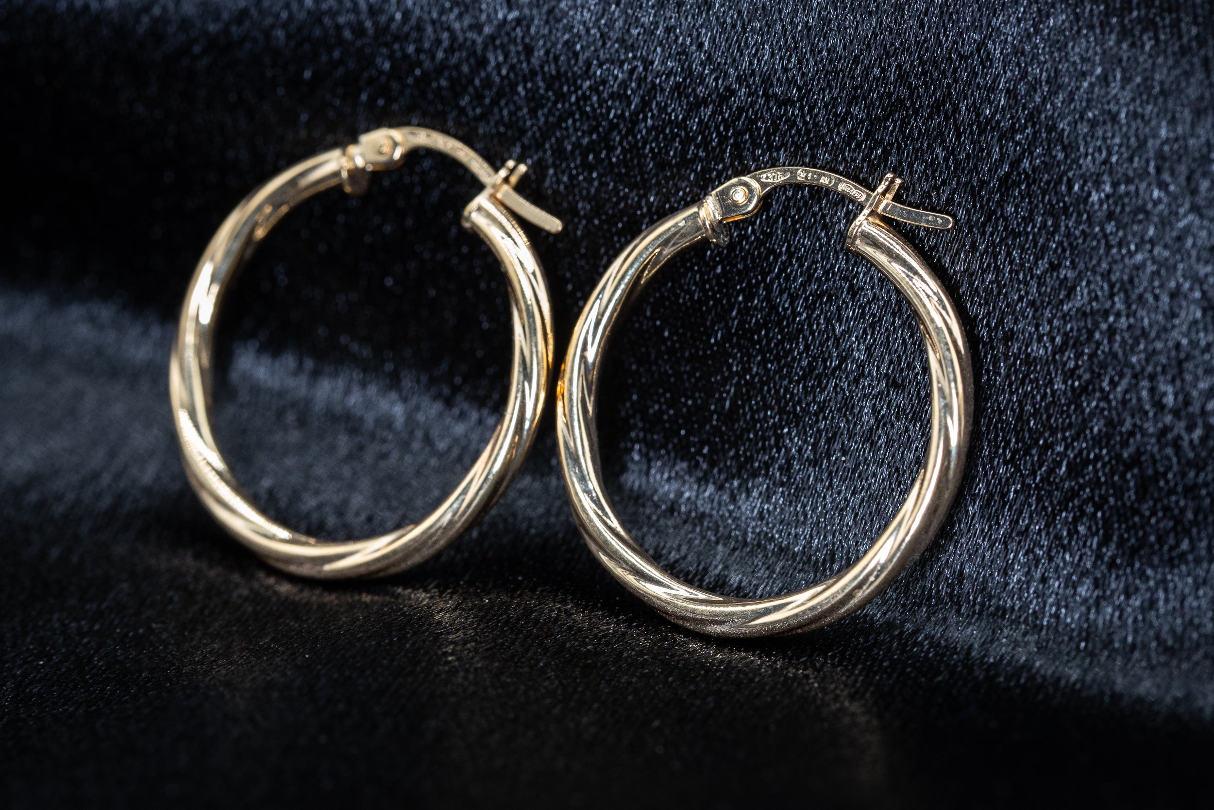 9ct Yellow Gold Twist Hoop Earrings – Classic & Elegant Design