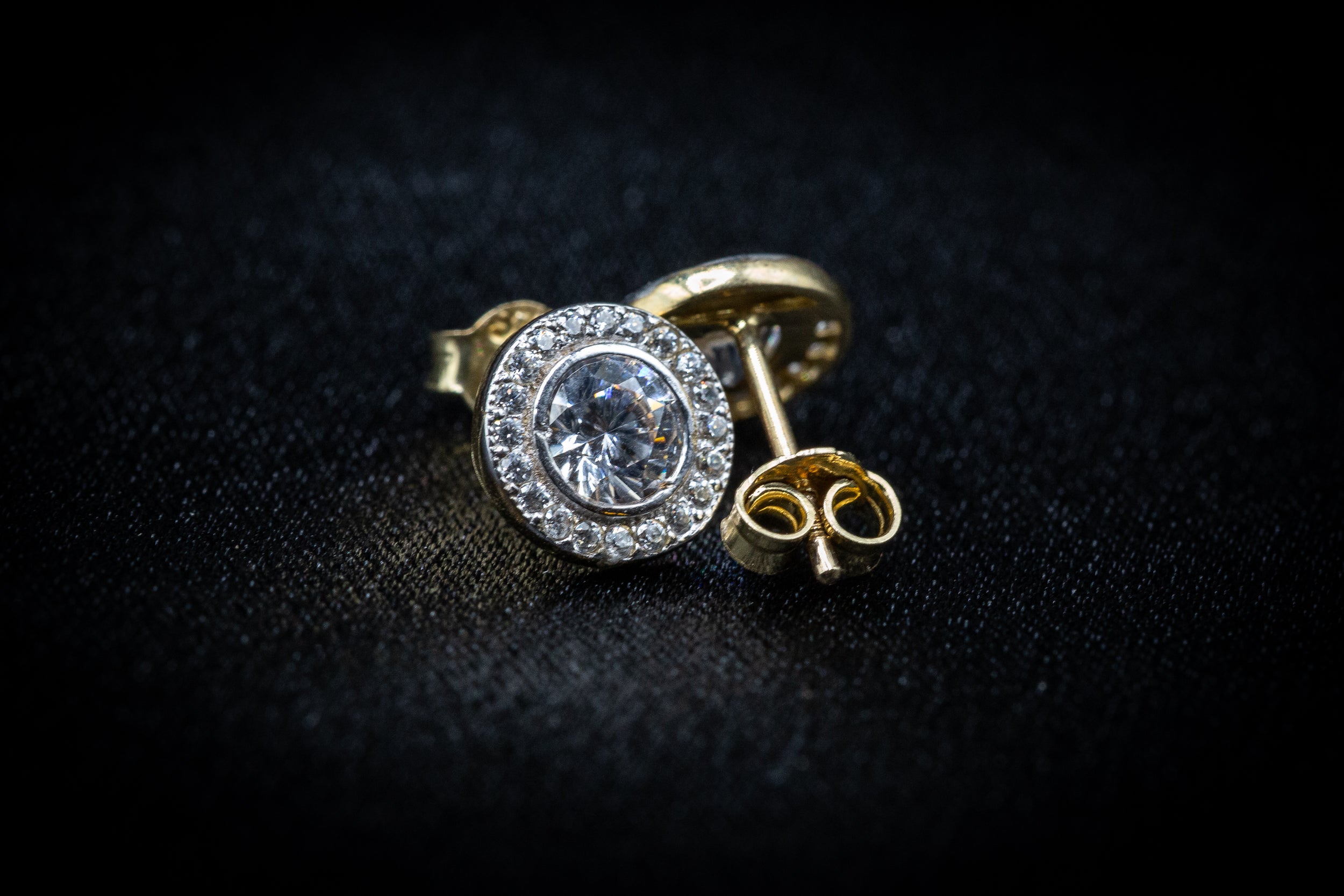 9ct Yellow Gold Cubic Zirconia Stud Earrings – Elegant & Timeless Sparkle