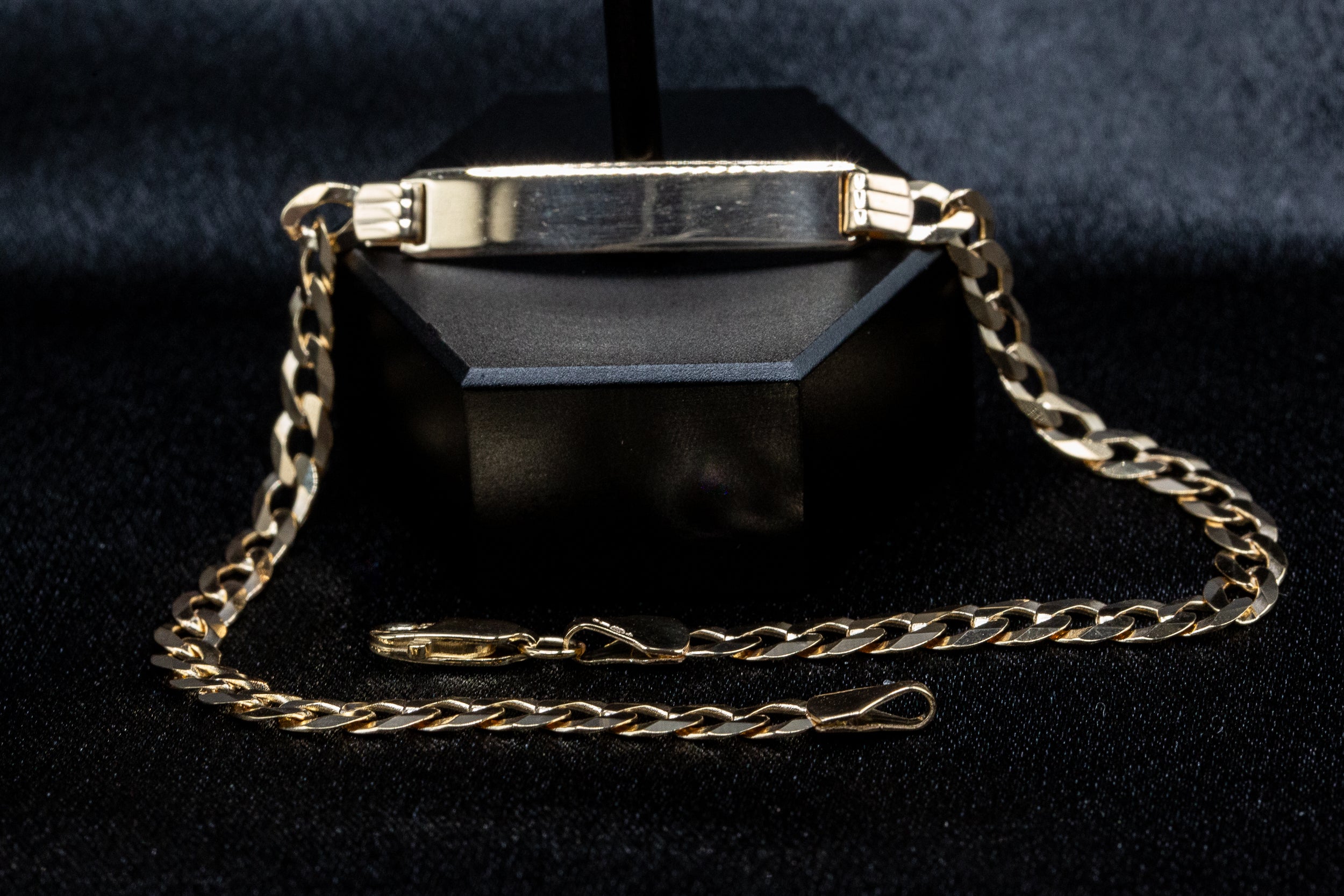 9ct Yellow Gold Gents Curb ID Bracelet – Classic & Timeless Design
