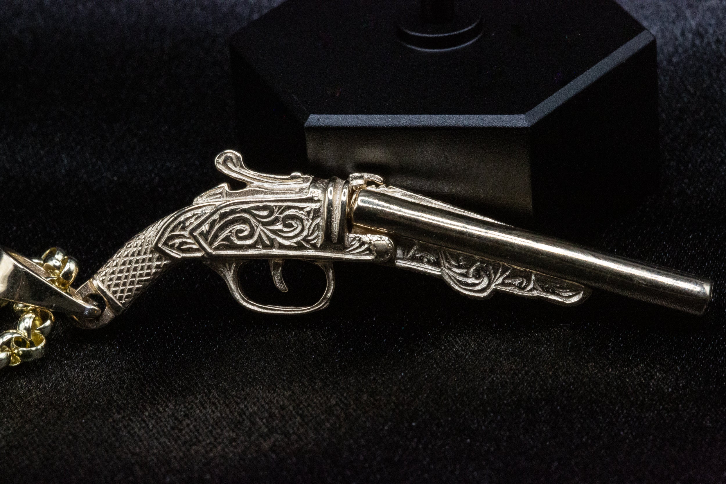 9ct Yellow Gold Shotgun & Bullets Pendant with 9ct Gold Close Link Belcher Chain – Bold & Unique Design