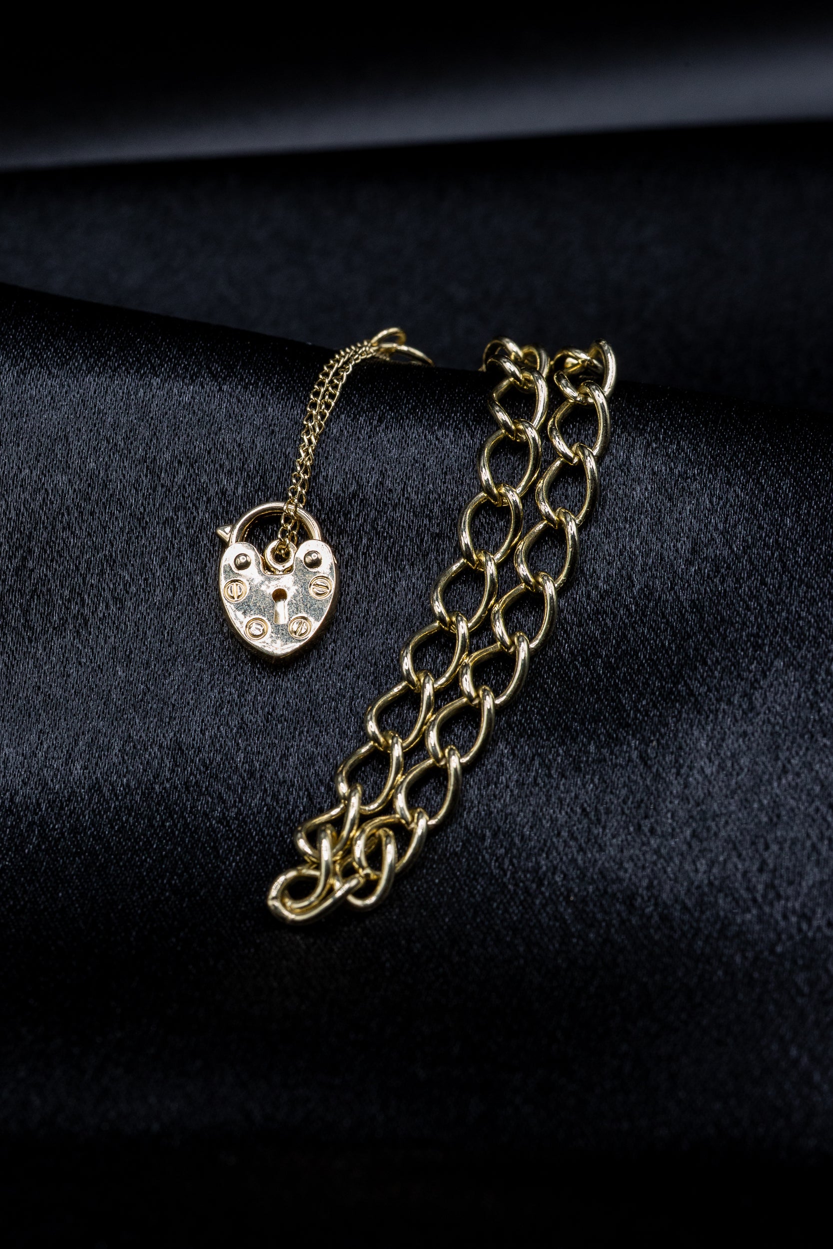 9ct Yellow Gold Ladies Curb Link Charm Bracelet – Classic & Elegant Design