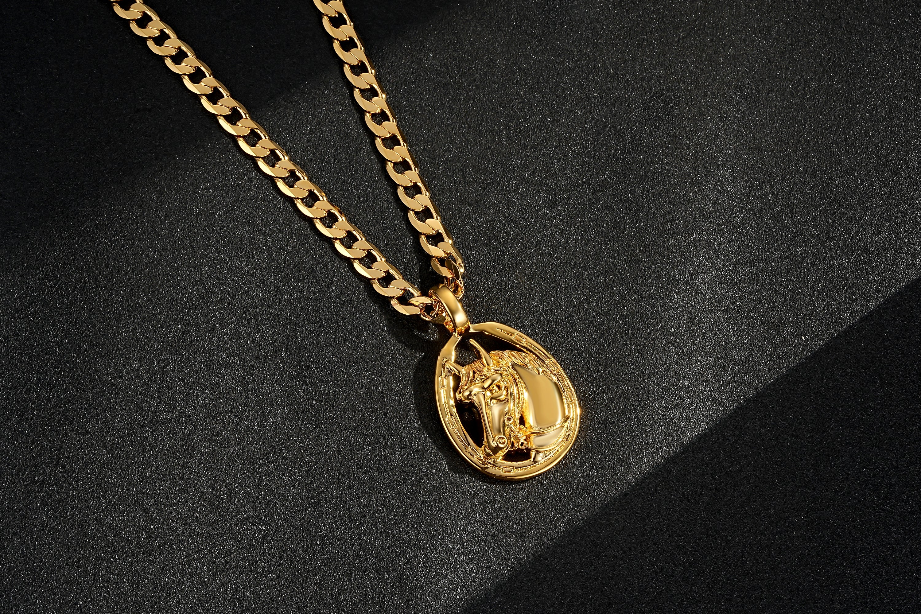 6mm Gold Cuban Chain with Horseshoe Pendant – 24 Inches