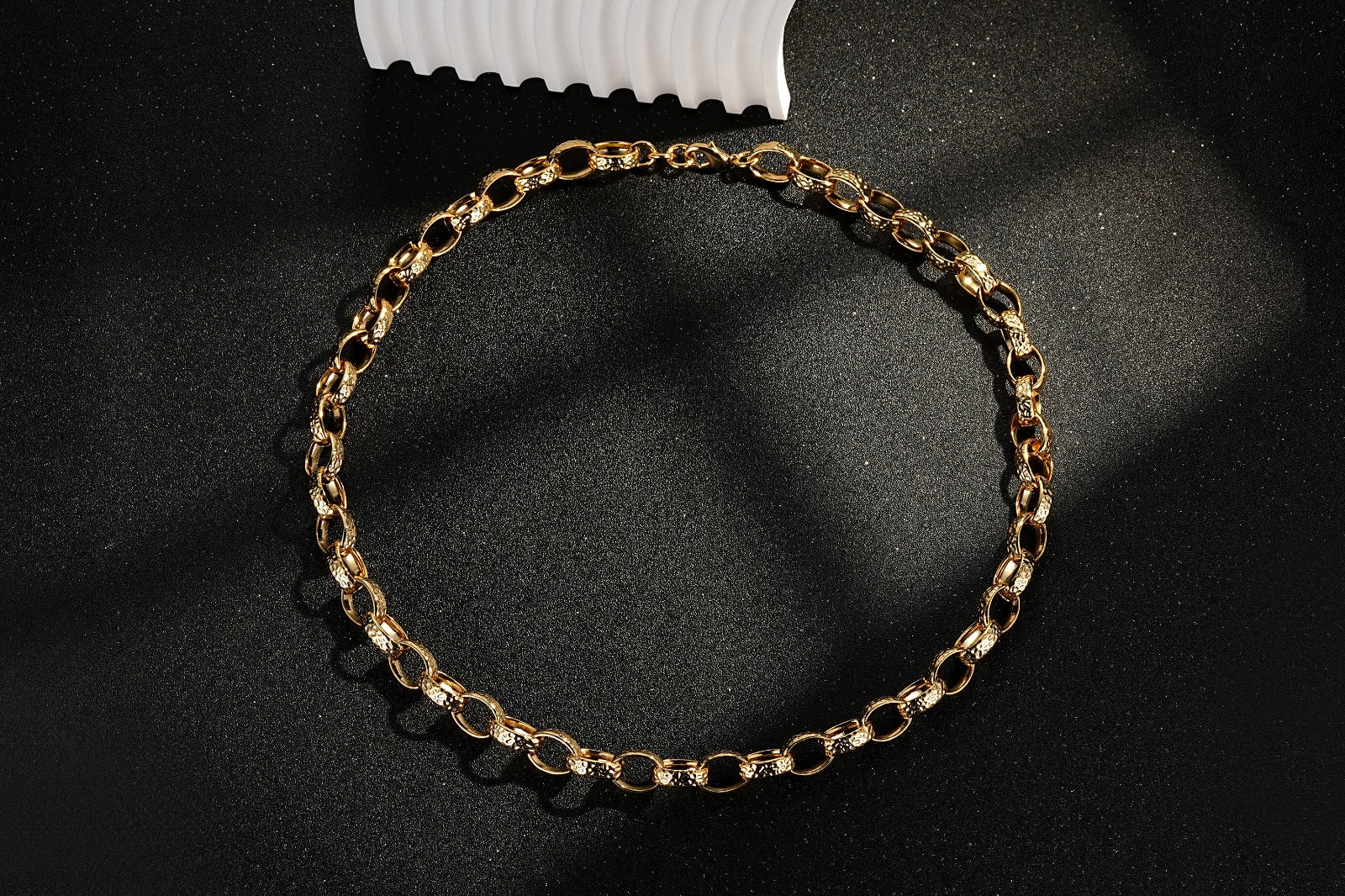 Gold 10mm Hammered Oval Belcher Necklace – 22-Inch