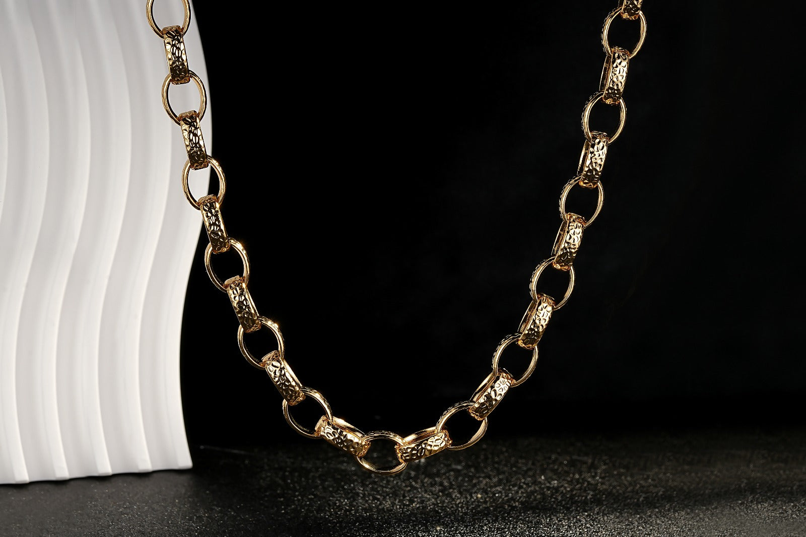 Gold 10mm Hammered Oval Belcher Necklace – 22-Inch