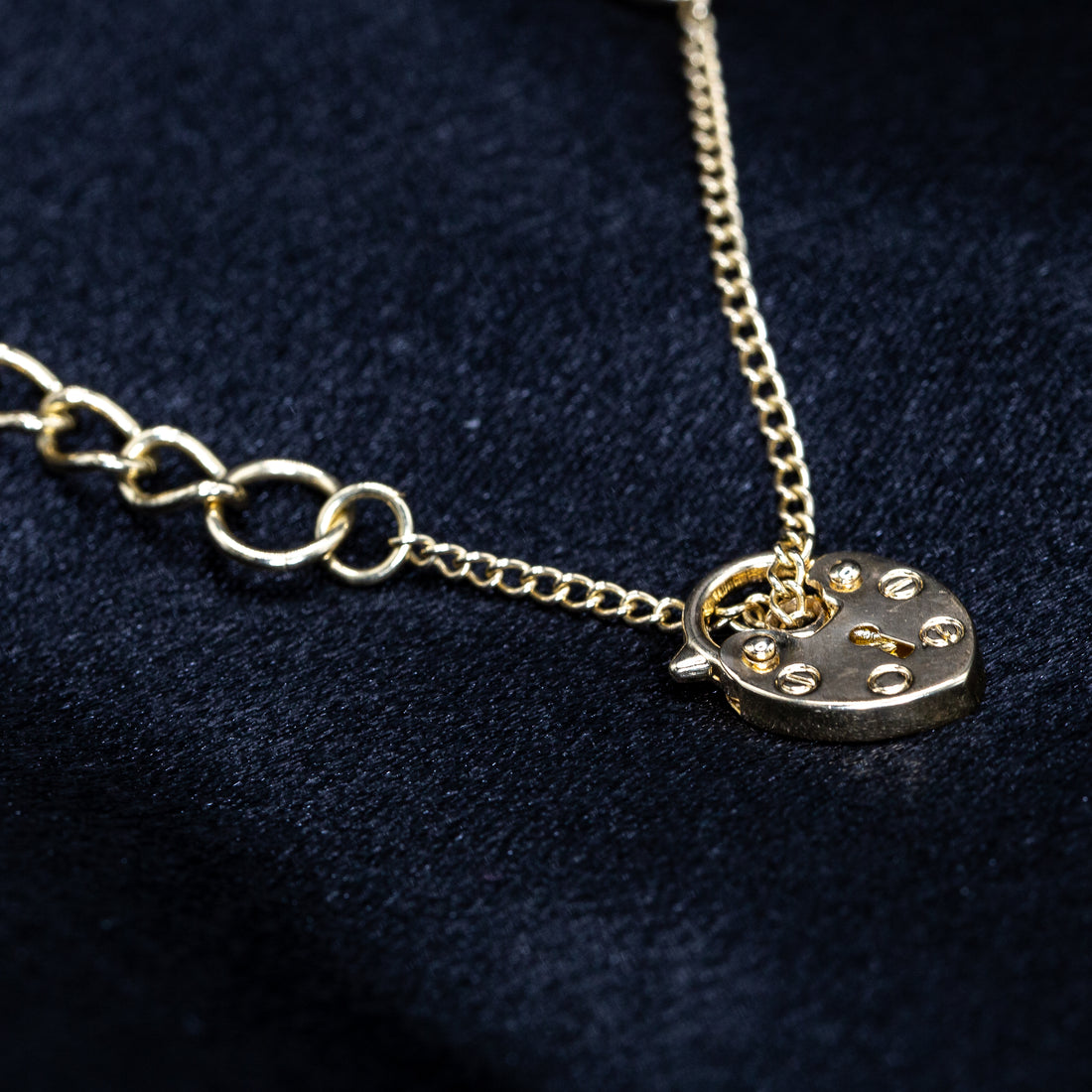 9ct Yellow Gold Ladies Curb Link Charm Bracelet – Classic & Elegant Design