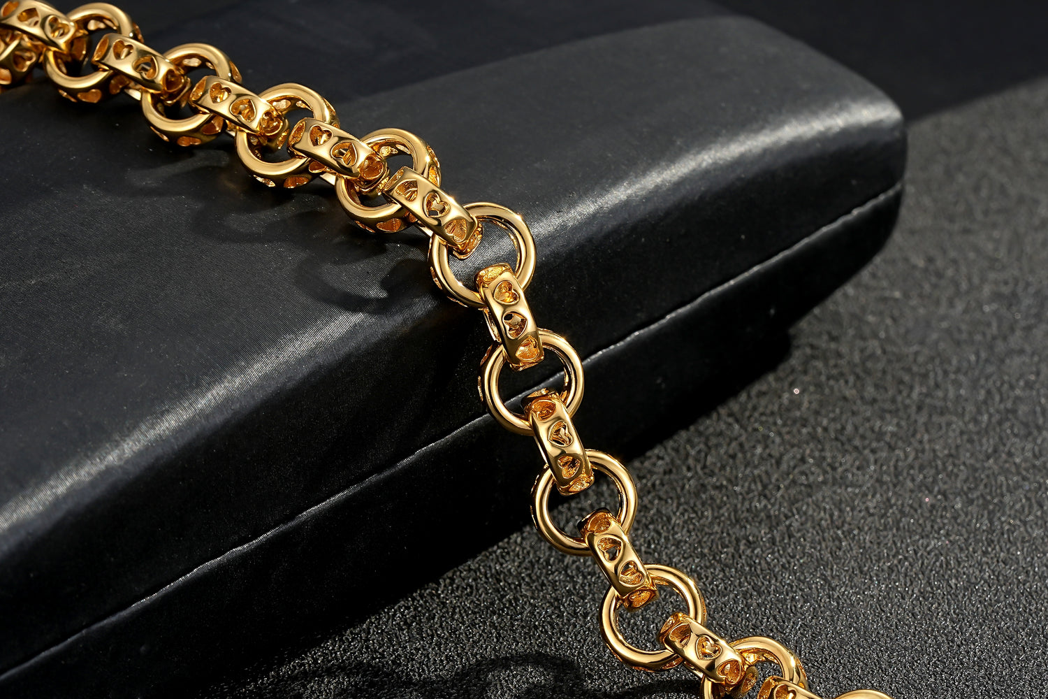 10mm Gold Heart Hollow Link Bracelet – Fits 7.5–8” Wrist – 27g