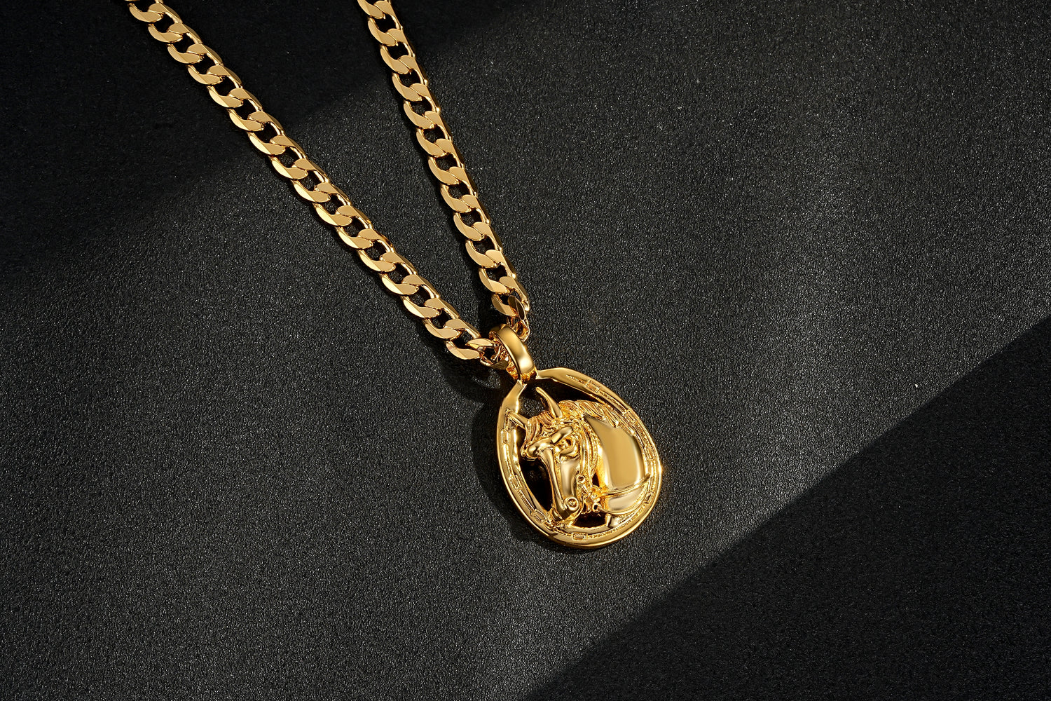 6mm Gold Cuban Chain with Horseshoe Pendant – 24 Inches
