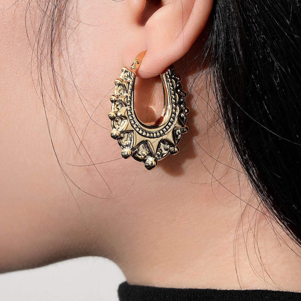 The Bold Expression Gold Set – 3D Clown Pendant &amp; 30mm Creoles